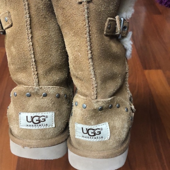 UGG Star Studded Short Sheepskin Kids Boots - Picture 8 of 12